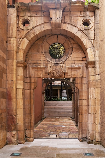 Arco barroco en el centro de Oviedo