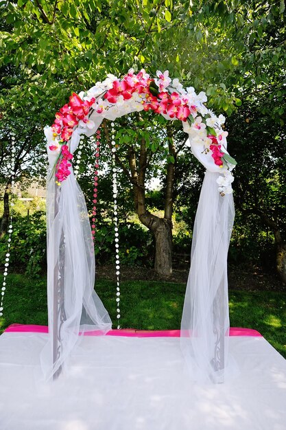 Foto arco de boda al aire libre