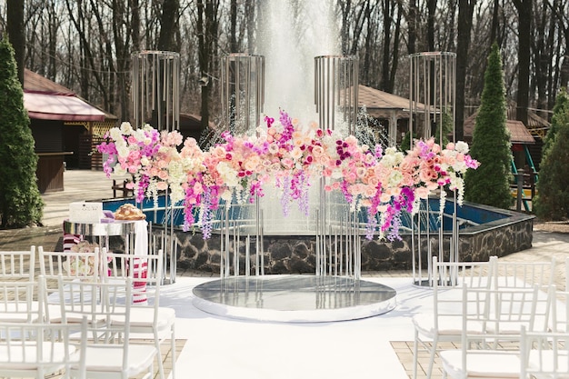 Arco de boda decorado con flores rosas y blancas