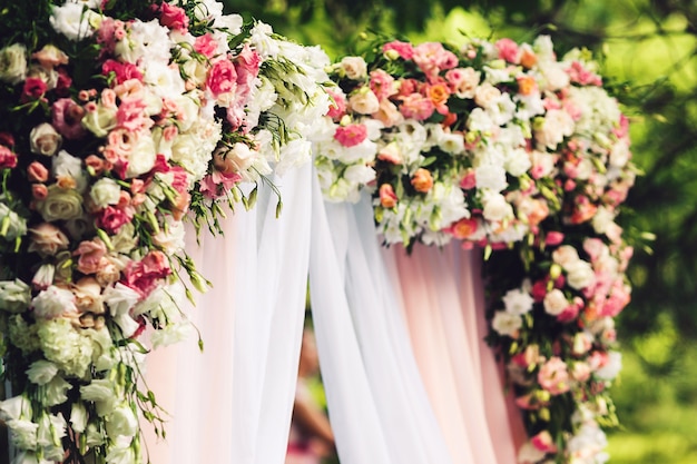 Arco de boda decorado con flores