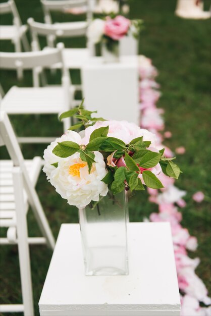 Arco de boda decorado con telas y flores al aire libre