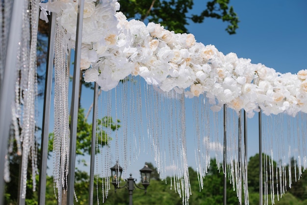 Arco de boda con flores para la ceremonia en el día de la boda.