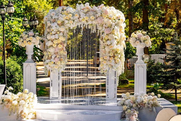 Arco de boda con flores dispuestas en el parque para una ceremonia de boda. Arco tierno para celebración.