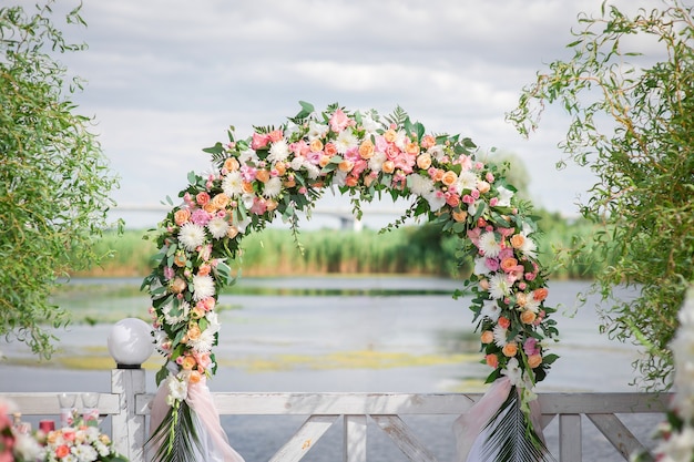 Arco de boda de flores frescas para la ceremonia.