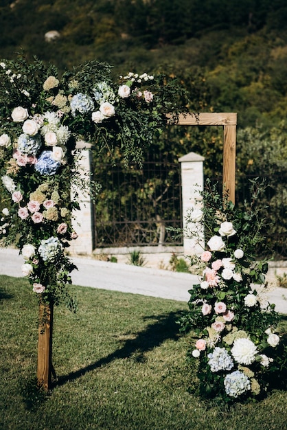 Arco de boda fuera de la boda