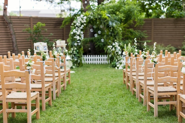 Arco de boda de jardín verde con flores.