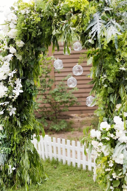 Arco de boda de jardín verde con flores.