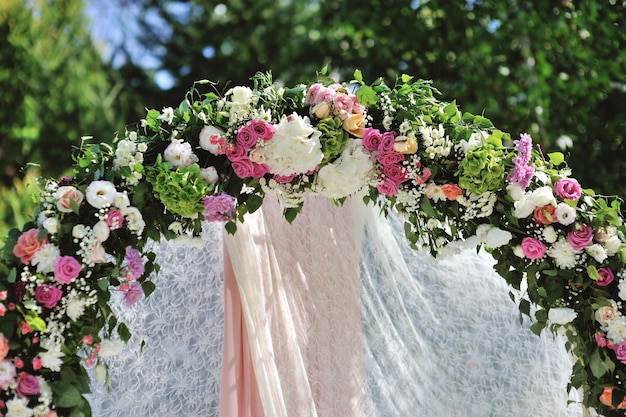 Arco de bodas con flores en la hierba