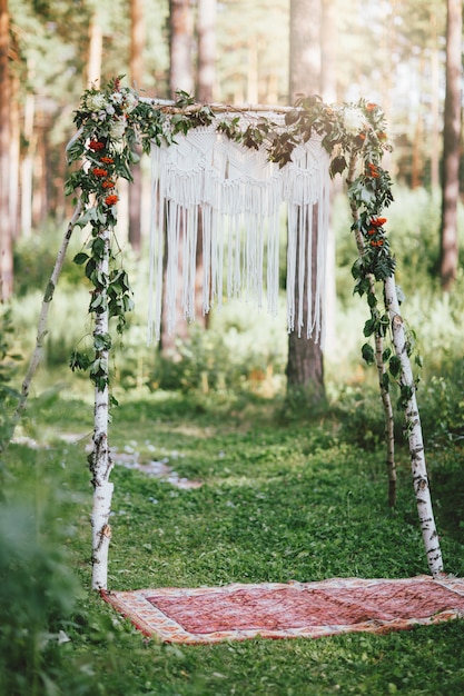 Arco de bodas con macramé en el bosque