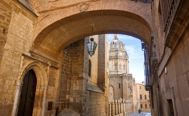 Arco de la catedral de toledo en españa
