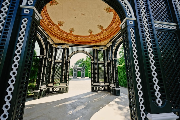 Arco del cenador de madera en el palacio de Schonbrunn en Viena Austria