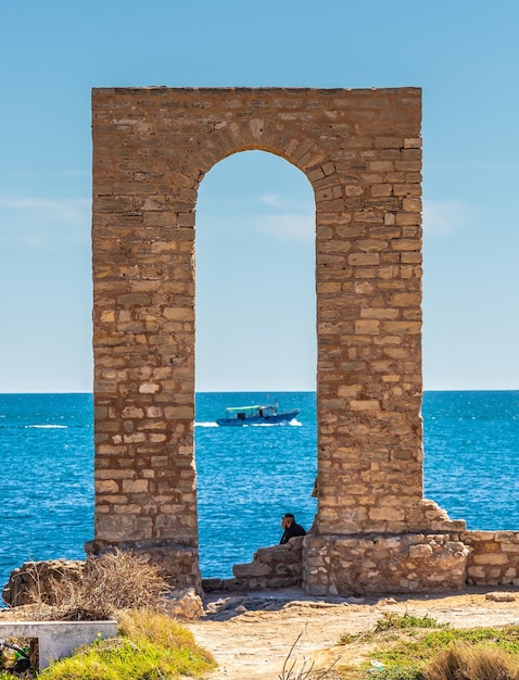 Arco cerca del Cothon fenicio y el cementerio en el escudo de armas de Mahdia Túnez