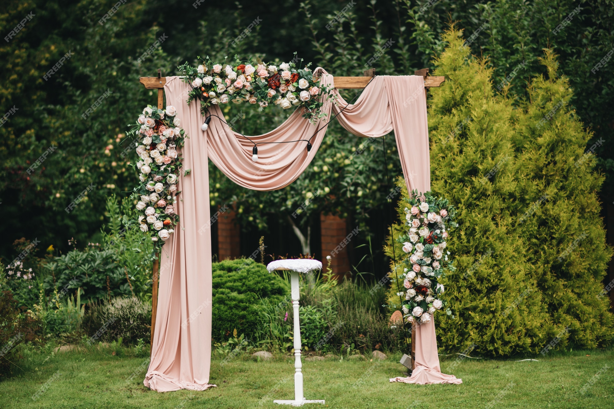 Untado carro comestible Arco para la ceremonia de la boda. arco, decorado con hermosas flores  frescas y tela. inscripción en el lugar de matrimonio. arco de boda de  flores reales. noche | Foto Premium