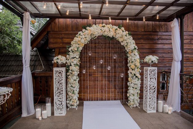 Arco para una ceremonia de boda de flores en el parque