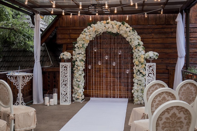 Arco para una ceremonia de boda de flores en el parque