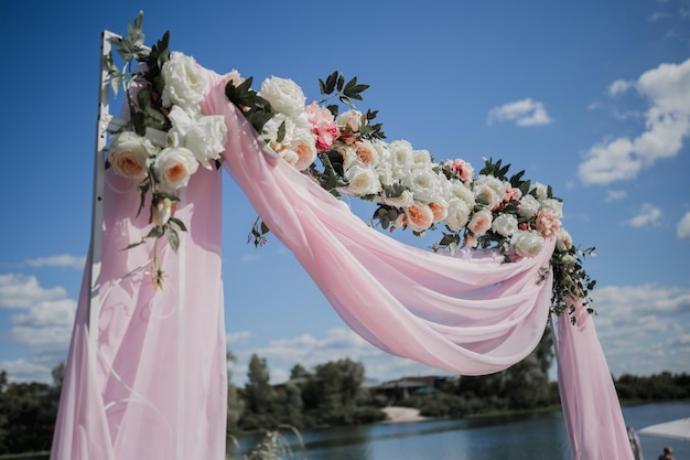 Arco para una ceremonia de boda de flores en el parque