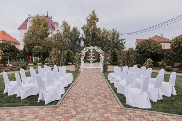 Arco para una ceremonia de boda con flores en el parque