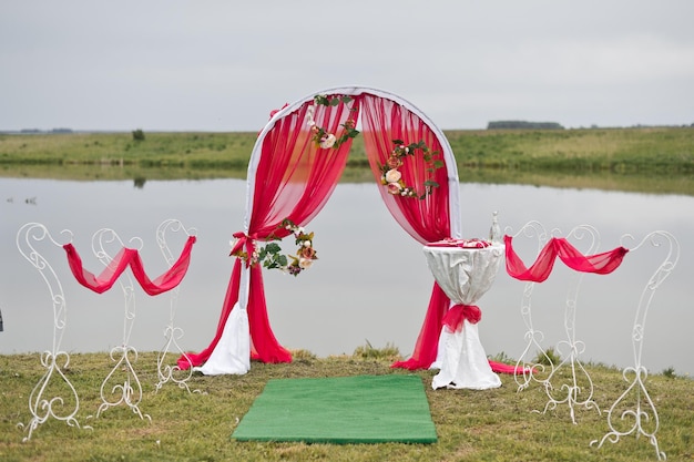 Arco para una ceremonia de boda en el lago 2817