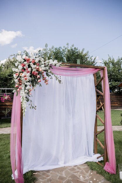 Arco para la ceremonia de la boda en el parque.