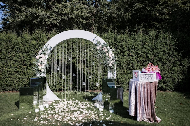 Arco para la ceremonia de boda en el parque