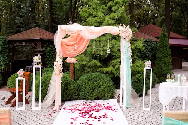 Arco para la ceremonia nupcial Arco decorado con hermosas flores frescas y tela Registro en el lugar del matrimonio Arco nupcial de flores reales