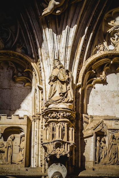 arco com figuras da catedral de estilo gótico em Toledo Espanha