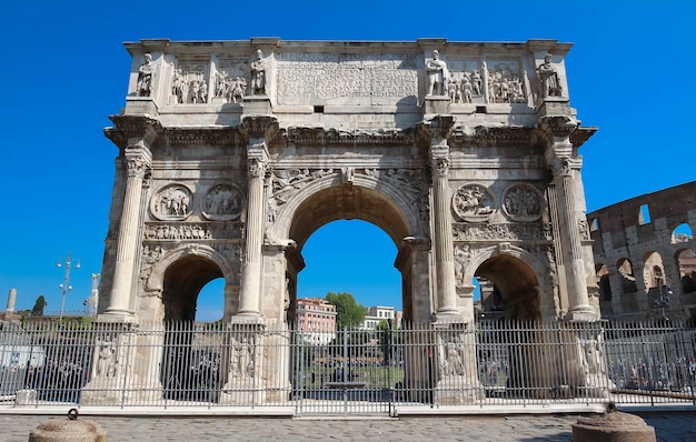 El Arco de Constantino cerca del Coliseo en Roma Italia