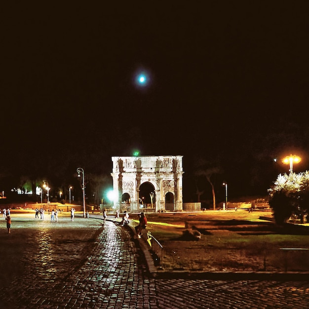 Arco de Constantino, en el Foro Romano en Roma en Italia a altas horas de la noche. Iluminado con luz. Especialmente tonificado en estilo vintage.