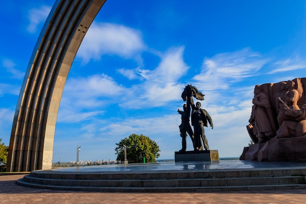 Arco da amizade dos povos em kiev ucrânia