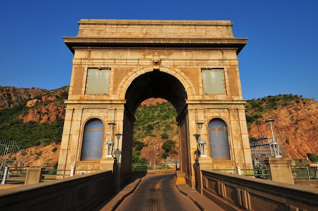 Arco da barragem de Hartbeespoort sobre a travessia da barragem em Pretória ao pôr do sol