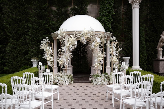 Arco de casamento com arranjos de flores brancas Decoração de casamento