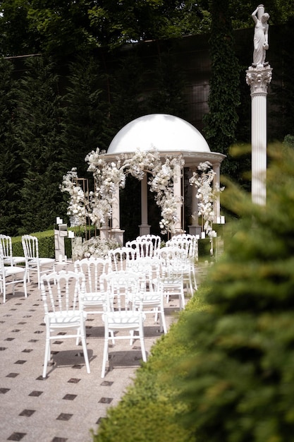 Arco de casamento com arranjos de flores brancas Decoração de casamento