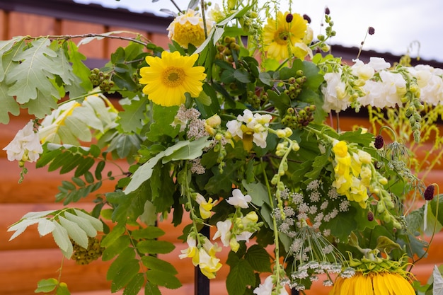 Arco de casamento com decoração de flores ao ar livre, close-up