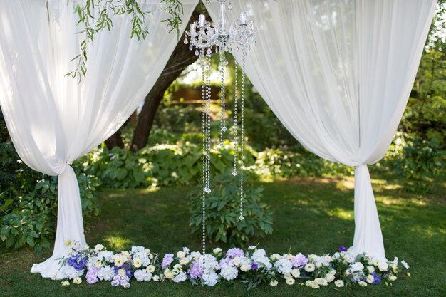 Arco de casamento com flores para a cerimônia de casamento