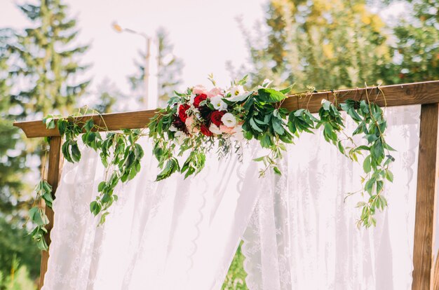 Arco de casamento com flores