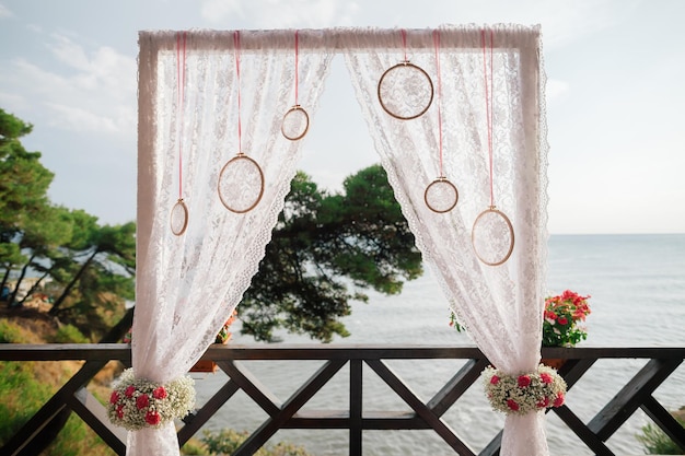 Arco de casamento de destino com vista para o mar