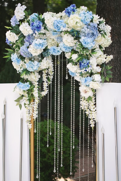 Arco de casamento decorado com flores azuis e brancas na área de luxo do casamento