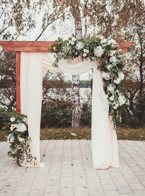 Foto arco de casamento decorado com pano e flores