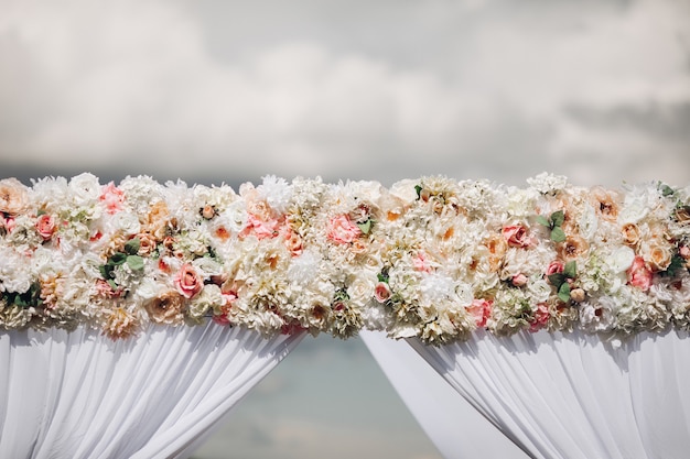 arco de casamento decorado com rosas