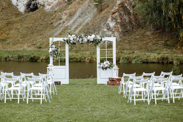 Arco de casamento elegante com flores frescas