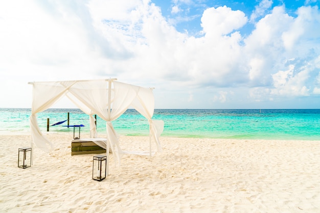 arco de casamento na praia com resort tropical das Maldivas e mar