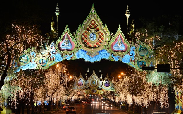 Arco de celebração e celebração da rainha em uma estrada em Bangkok Tailândia