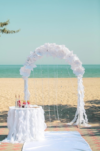 Arco de cerimônia de casamento com flores brancas no fundo do mar