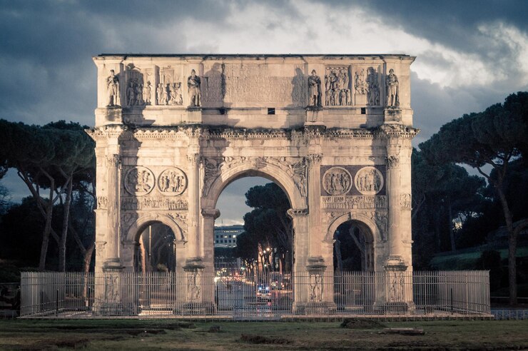 Foto arco de constantino contra o céu nublado ao anoitecer