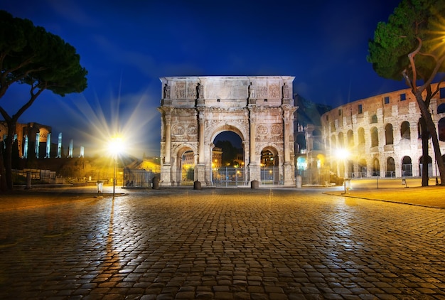 Arco de Constantino na Praça do Coliseu em Roma