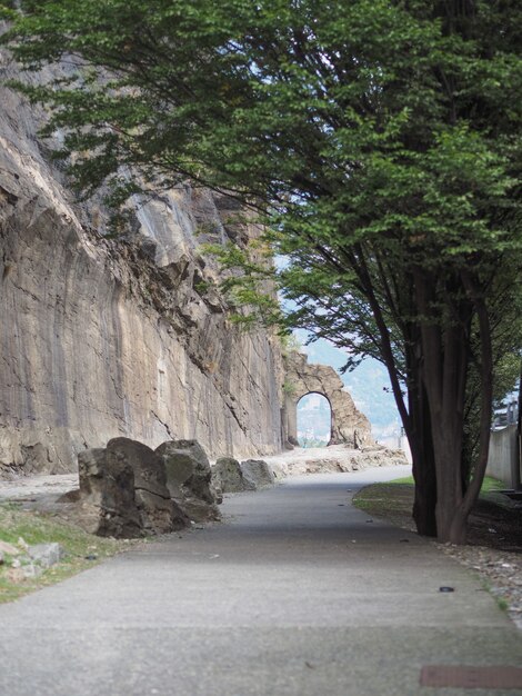 Arco de estrada romana antiga em Donnas