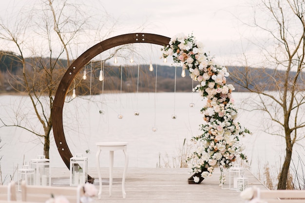 Arco de madeira para cerimônia de casamento com lindas flores