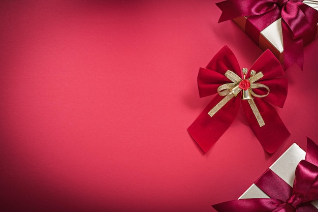 Arco de natal embalado caixas de presentes no conceito de férias de fundo vermelho