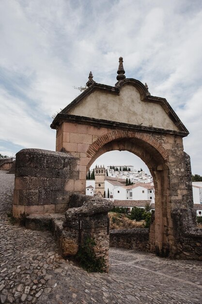 Arco de pedra e vista da cidade