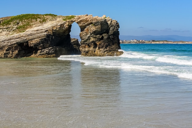 Arco de pedra na praia das catedrais, local famoso na Galiza, Espanha. Lugo.